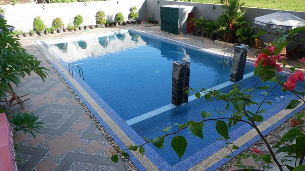 Vega Prime Hotel & Convention Sorong Exteriör bild