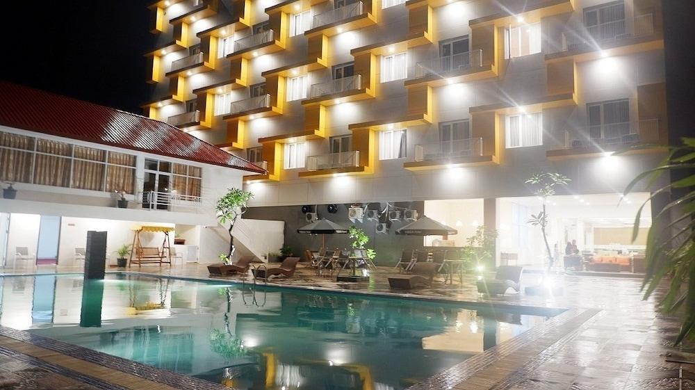 Vega Prime Hotel & Convention Sorong Exteriör bild