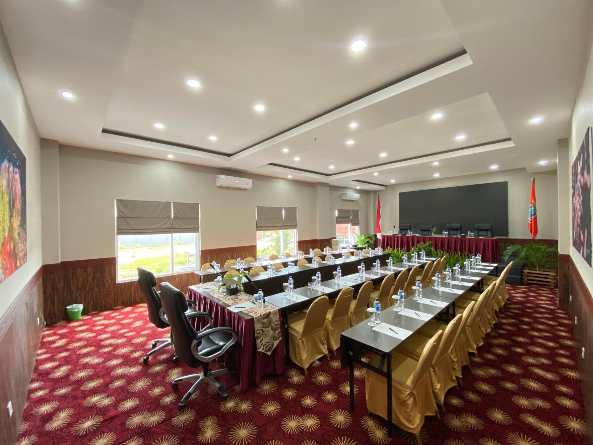 Vega Prime Hotel & Convention Sorong Exteriör bild