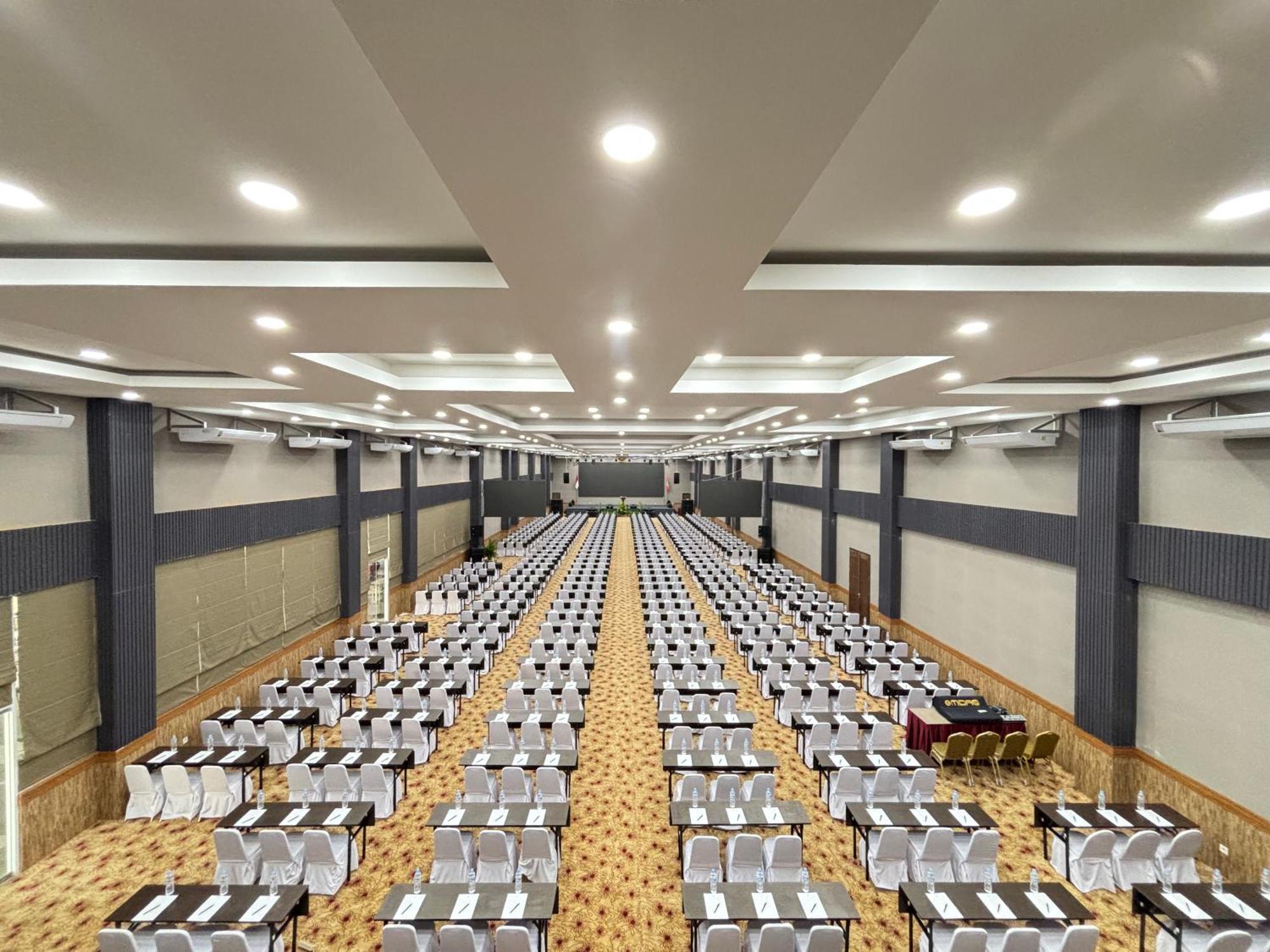 Vega Prime Hotel & Convention Sorong Exteriör bild